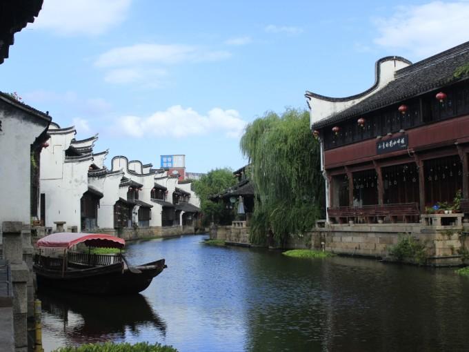 王俊凯追星追成典范,偶像宠粉无度,上班下班都能和周杰伦贴贴?